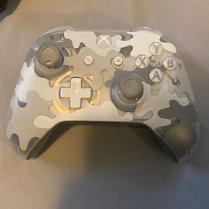 controller doesn’t come with a battery pack will come with double a batteries